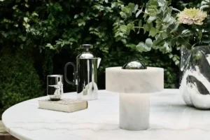 Tom Dixon Stone bärbar LED-bordslampa, vit marmor - silver