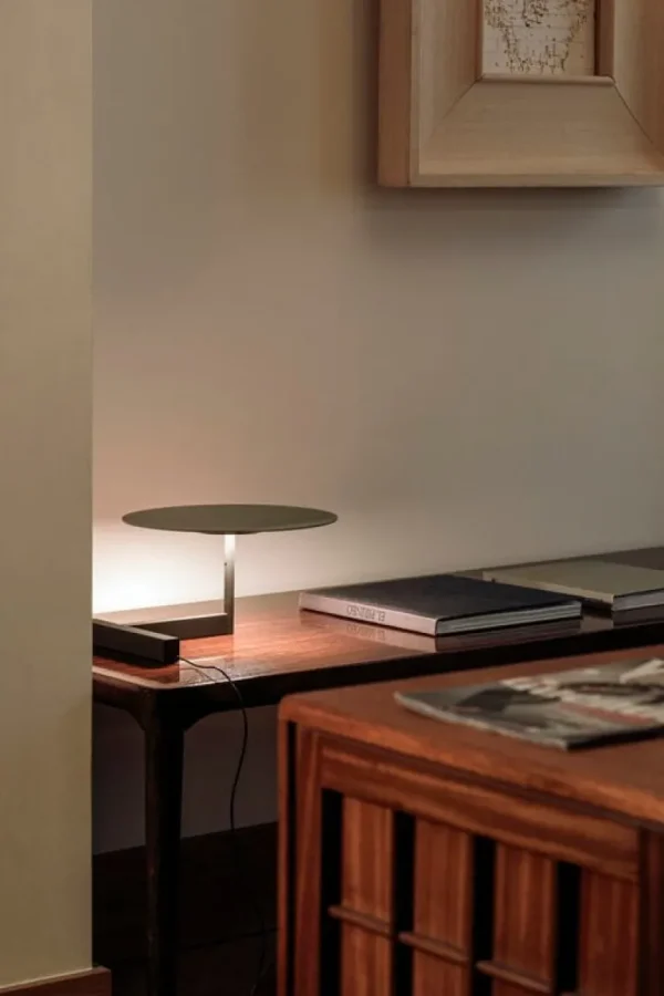 Vibia Flat 5965 bordslampa, grå