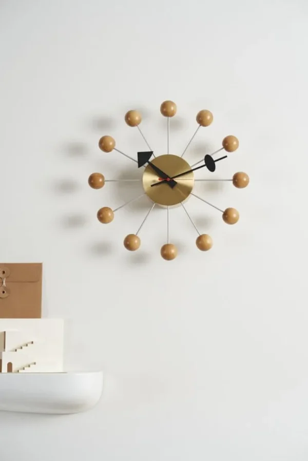 Vitra Ball Clock, körsbär