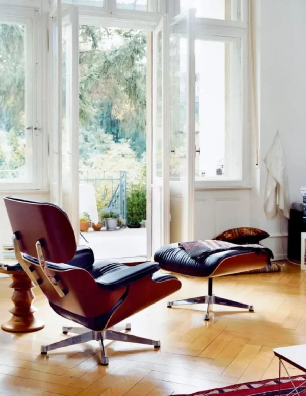 Vitra Eames fåtölj, klassisk storlek, American cherry - svart läder