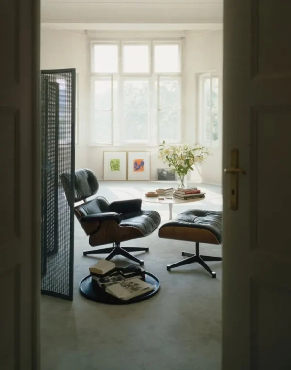 Vitra Eames Lounge Chair & Ottoman, ny stl, polerad - valnöt - svart